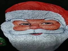 दगडात प्राण फुंकणारा अवलिया, सुमन दाभोलकर यांनी साकारलं सांताक्लॉजचे स्टोन आर्ट