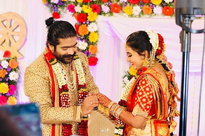 బాహుబలి లాంటి సినిమాలో పాటలు పాడి తన క్రేజ్ ను పెంచుకున్నాడు. (Photo Courtesy: Instagram)