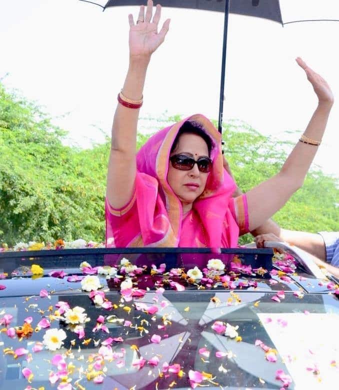 हेमा मालिनी बॉलीवुड की फेमस एक्ट्रेस रही हैं. हेमा मालिनी ने एक्टिंग की दुनिया के बाद राजनीति में कदम रखा. पहले वह राज्यसभा सांसद बनीं. उसके बाद 2014 में हेमा ने यूपी का रुख किया और मथुरा को अपनी कर्मभूमि बनाया. हेमा मालिनी मथुरा से लगातार दो बार लोकसभा सांसद का चुनाव जीत रही हैं.