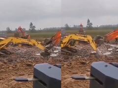 Watch: दो JCB के बीच छिड़ गई जंग, आखिर में यह रहा 'विजेता'!