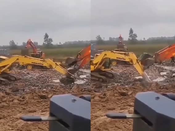Watch: दो JCB के बीच छिड़ गई जंग, आखिर में यह रहा 'विजेता'! Watch: दो JCB के बीच छिड़ गई जंग, आखिर में यह रहा 'विजेता'!