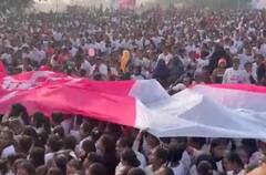 UP Elections: ओमिक्रोन के बीच झांसी में कांग्रेस की मैराथन में भीड़ का जमावड़ा, कोरोना नियमों की उड़ीं धज्जियां