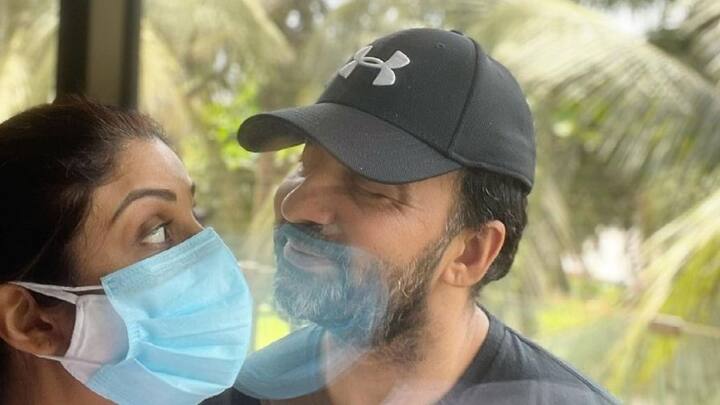 কোটিপতি ব্যবসায়ী, আইপিএল দলের মালিক, শিল্পা শেট্টির স্বামী, এত দিন এই রূপেই পরিচিত ছিলেন রাজ কুন্দ্রা। এ বছর তাঁর নামের পাশে নীলছবির প্রযোজক তকমা সেঁটে গিয়েছে। তার জন্য জেলের ঘানিও টানতে হয়েছে।