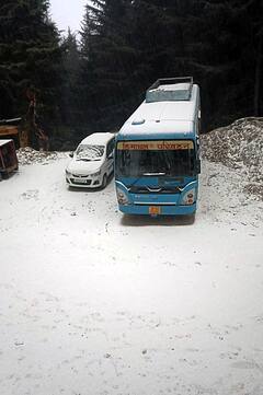 हिमाचल प्रदेशमध्ये हिमवर्षाव, पर्यटकांनी लुटला बर्फाचा आनंद