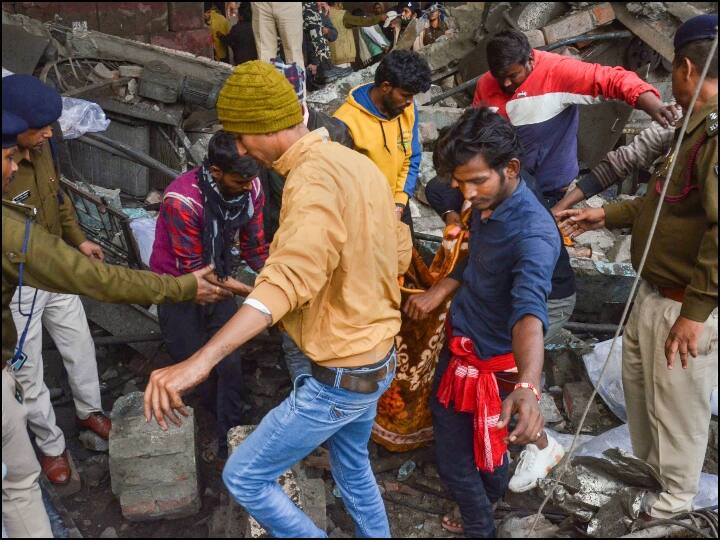 बताया जा रहा है कि नूडल्स की फैक्ट्री में ठंड के कारण मजदूरों की संख्या कम थी. आज सुबह में करीब 50 से 60 लोग फैक्ट्री में काम कर रहे थे. अगर ठंड नहीं होती तो करीब 300 मजदूर काम करते. (तस्वीर: पीटीआई)