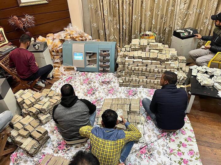 IT Raid: Cash, gold coins and biscuits recovered in raids on the premises of businessman Piyush Jain ANN IT Raid in Kanpur: इत्र व्यापारी पीयूष जैन के ठिकानों पर छापेमारी जारी, कैश के साथ बड़ी मात्रा में सोने के सिक्के और बिस्किट बरामद