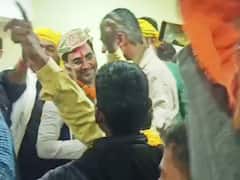 Madhubani News: पार्टी से निष्कासित होने के बाद समर्थकों के साथ झूमे गजेंद्र झा, सोशल मीडिया पर वायरल हो रहा वीडियो