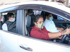 Video : कोल्हापूरच्या रणरागिणीने केलं मंत्र्यांच्या गाडीचं सारथ्य, मंत्र्यांच्या गाडीचं सारथ्य करणारी पहिली महिला कॉन्स्टेबल