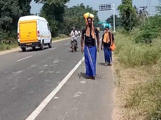 கொரோனா ஒழியணும்..  ஒற்றைக் காலுடன் ஐயப்பன் கோயிலுக்கு பாதை யாத்திரை செல்லும் பக்தர்!