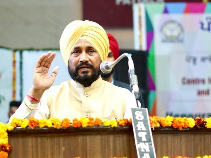 Punjab CM Charanjit Channi hit back after Sidhu that MLA Navtej Singh Cheema could make policeman wet pants CM Charanjit Channi ने की पंजाब पुलिस की तारीफ, 'पतलून गीली' बयान पर बिना नाम लिए सिद्धू पर कसा तंज