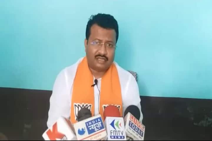 धनंजय कुमार बलिया में बेल्थरा रोड से विधायक हैं. धनंजय बीजेपी के टिकट पर विधानसभा पहुंचे हैं. वह दूसरे सबसे कम संपत्ति वाले एमएलए हैं. उनके पास 3 लाख 77 हजार रुपए की कुल संपत्ति है.