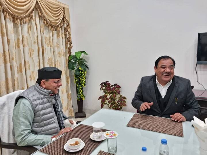 Harak Singh Rawat met CM Dhami amidst reports of displeasure, said - my blessings are with him UK Election 2022: नाराजगी की खबरों के बीच हरक सिंह रावत ने की सीएम धामी से मुलाकात, बोले- मेरा आशीर्वाद उनके साथ