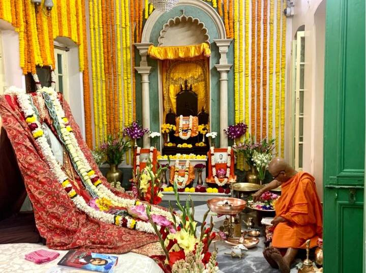 আয়োজন করা হয়েছে নানা অনুষ্ঠানের। বাগবাজারে মায়ের বাড়িতে সকাল থেকে ভক্তদের ভিড়।