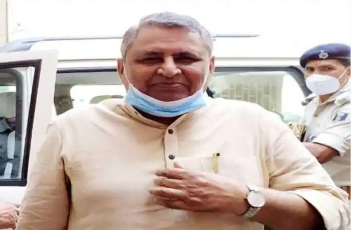 बिहार के शिक्षा मंत्री विजय कुमार चौधरी का जन्म बिहार के समस्तीपुर में हुआ है. विजय कुमार चौधरी ने 1979 में पटना विश्वविद्यालय से इतिहास में एमए किया है. राजनीति में आने से पहले वे भारतीय स्टेट बैंक में परिवीक्षाधीन अधिकारी थे.