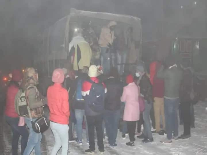 Indian Army Rescues Over 1,000 Tourists Stuck In Snowfall At Sikkim Sikkim: सिक्कीममध्ये बर्फवृष्टीमध्ये अडकलेल्या 1,000 हून अधिक पर्यटकांची सुखरूप सुटका