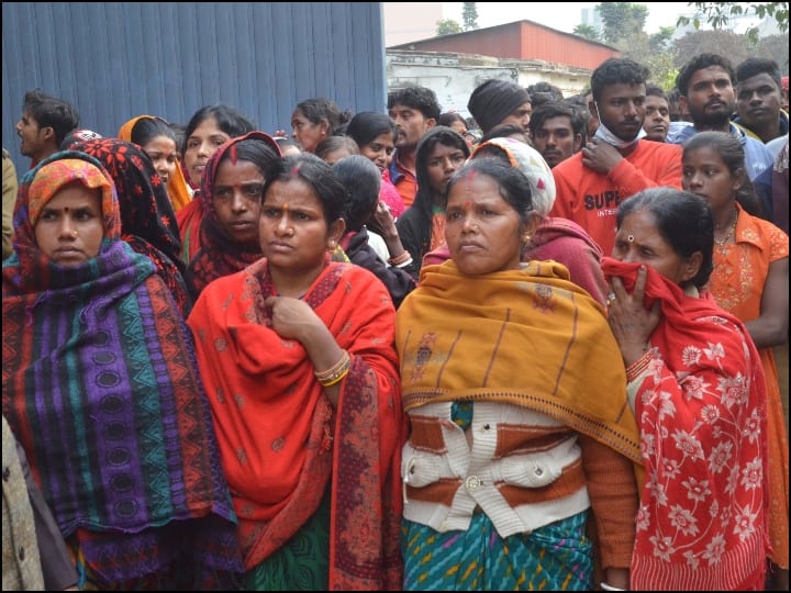 घटनास्थल पर पहुंचे राज्य सरकार के भूमि सुधार और राजस्व विभाग मंत्री रामसूरत राय ने भी इस घटना पर शोक को जताया. उन्होंने कहा कि घटना के लिए फैक्ट्री संचालन और मेंटेनेंस जिम्मेवार है और इस घटना की निंदा की. (तस्वीर: पीटीआई)