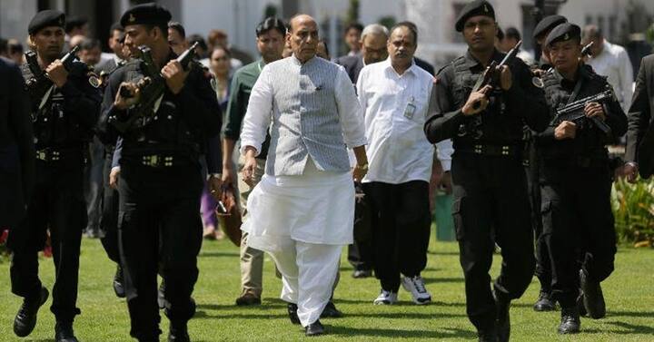 राजनाथ सिंह देश के रक्षा मंत्री हैं. वह एक बार उत्तर प्रदेश के मुख्यमंत्री रहे थे. राजनाथ जब यूपी के सीएम की कुर्सी पर बैठे थे तब उन्होंने बाराबंकी की हैदरगढ़ सीट से चुनाव जीता था.