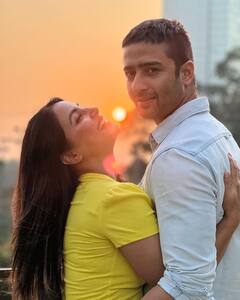 Hina Khan Photos: हिना खान ने खुल्लम-खुल्ला इस एक्टर की बांहों में डाली बाहें, सनसेट के सामने दिए ऐसे रोमांटिक पोज