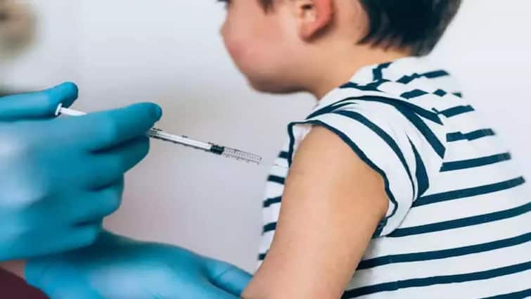 Union Health Ministry issues guidelines for Covid vaccination of children and other details Covid Vaccine Guidelines: येत्या 3 जानेवारीपासून 15-18 वयोगटातील मुलांचे लसीकरण, केंद्रीय आरोग्य मंत्रालयाकडून गाईडलाईन्स जारी