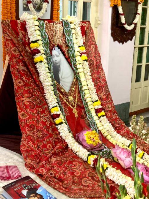 কর্তৃপক্ষের তরফে জানানো হয়েছিল, আজ সকালে ৮টা থেকে ১১টা এবং দুপুরে সাড়ে ৩টি থেকে বিকেল ৫টা পর্যন্ত মঠে ঢুকতে পারবেন ভক্তরা। তবে মানতে হবে কোভিড বিধি।