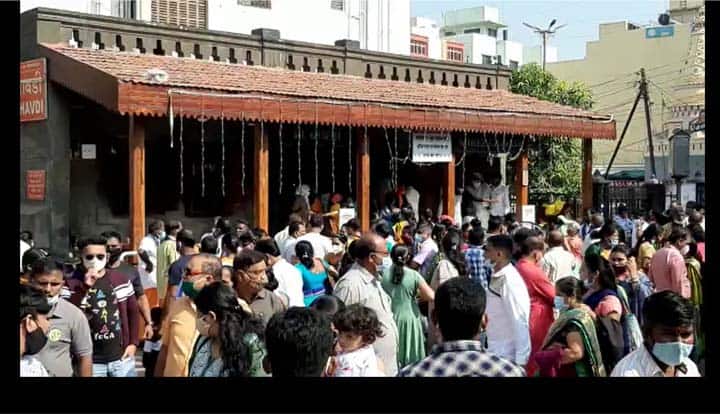 राज्यात संचारबंदी लागू करण्यात आलीय. त्यानुसार, पाचपेक्षा अधिक लोक एकत्र येण्यास मनाई आहे.