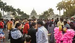 Christmas 2021: ওমিক্রনকে বুড়ো আঙুল, কোভিড নিয়ম ভেঙে বড়দিনে জনজোয়ার পার্কস্ট্রিটে