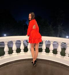 Surbhi Chandna Photos: रेड बैकलेस शॉर्ट ड्रेस पहन सुरभि चंदना ने लगाई इंटरनेट पर आग, फैंस के लिए नजरें हटाना मुश्किल