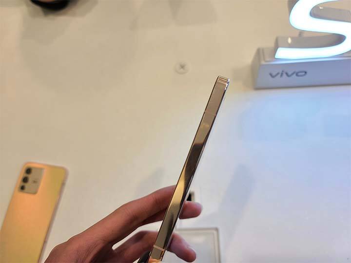 4200 mAh बॅटरी 44 W फास्ट चार्जिंग, इन-स्क्रिन फिंगरप्रिंट स्कॅनर आणि युएसबी-सी पोर्ट आदी फिचर्स आहेत.  (Photo:@Vivo_India/Twitter)