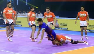 Pro Kabaddi League: नवीन कुमार ने लगाई सुपर 10 रेड की हैट्रिक, डिफेंडर्स से साथ न मिलने की वजह से गुजरात जायंट्स के खिलाफ मुकाबला टाई