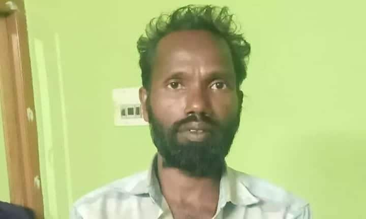 The son who lived with his mother's skeleton in Paravai village in Perambalur district தாயின் உடலை தோண்டி எடுத்து வீட்டுக்கு கொண்டு வந்த மகன்!  வீட்டுக்குள் இருந்த எலும்புக்கூடு!!