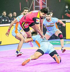 Pro Kabaddi League: पवन की आंधी से हुई बेंगलुरु की वापसी, 15 अंक लेकर रोमांचक मुकाबले में दिलाई बुल्स को जीत