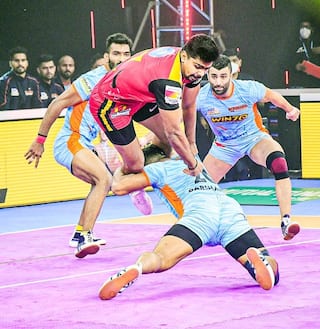 Pro Kabaddi League: पवन की आंधी से हुई बेंगलुरु की वापसी, 15 अंक लेकर रोमांचक मुकाबले में दिलाई बुल्स को जीत