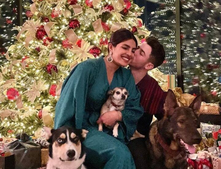 சேம் பிஞ்ச் சட்டை, சீக்ஸில் முத்தம்: புத்தாண்டைக் கொண்டாடிய பிரியங்கா- நிக் ஜோனாஸ் Priyanka Chopra, Nick Jonas welcome New Year with a kiss, twin in white during intimate celebrations. See pic சேம் பிஞ்ச் சட்டை, சீக்ஸில் முத்தம்: புத்தாண்டைக் கொண்டாடிய பிரியங்கா- நிக் ஜோனாஸ்