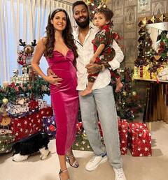 Hardik Natasa Christmas: हार्दिक नतासा की क्रिसमस सेलिब्रेश की तस्वीरों देख उठे दूसरी प्रेग्नेंसी के सवाल, देखें Inside Photos