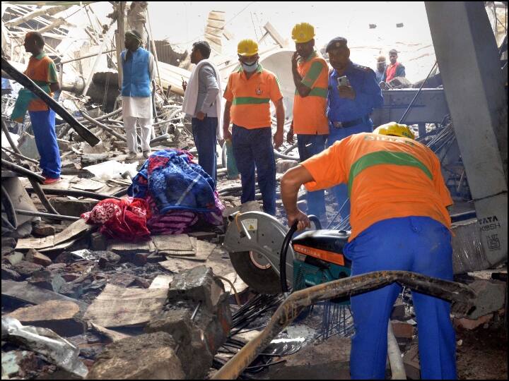 स्थानीय प्रशासन के अधिकारी, पुलिस और फायर ब्रिगेड विभाग के कर्मी बचाव अभियान के लिए घटनास्थल पर पहुंचे. मलबे से शवों को बाहर निकाला गया और उन्हें पोस्टमॉर्टम के लिए भेज दिया गया. (तस्वीर: पीटीआई)