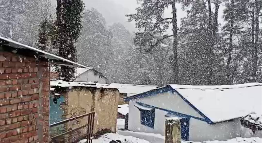 Rudraprayag News: पर्यटक स्थलों में बर्फबारी होने से सैलानियों के चेहरे खिले, नए साल के लिए हो रही एडवांस बुकिंग Uttarkhand Rudraprayag Weather Change Snowfall in Tourist Place ANN Rudraprayag News: पर्यटक स्थलों में बर्फबारी होने से सैलानियों के चेहरे खिले, नए साल के लिए हो रही एडवांस बुकिंग