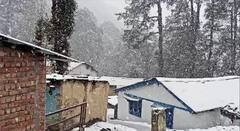 Rudraprayag News: पर्यटक स्थलों में बर्फबारी होने से सैलानियों के चेहरे खिले, नए साल के लिए हो रही एडवांस बुकिंग