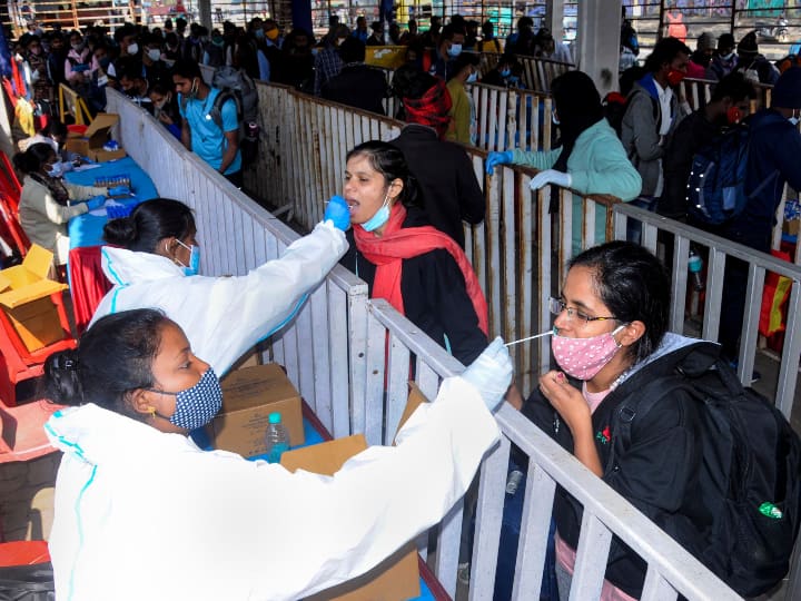 Coronavirus Cases Today india reports 6358 new cases and omicron case tally stands at 653 Coronavirus Cases Today : देशात गेल्या 24 तासांत 6 हजार 358 नवे रुग्ण; ओमायक्रॉनबाधितांचा आकडा 653 वर