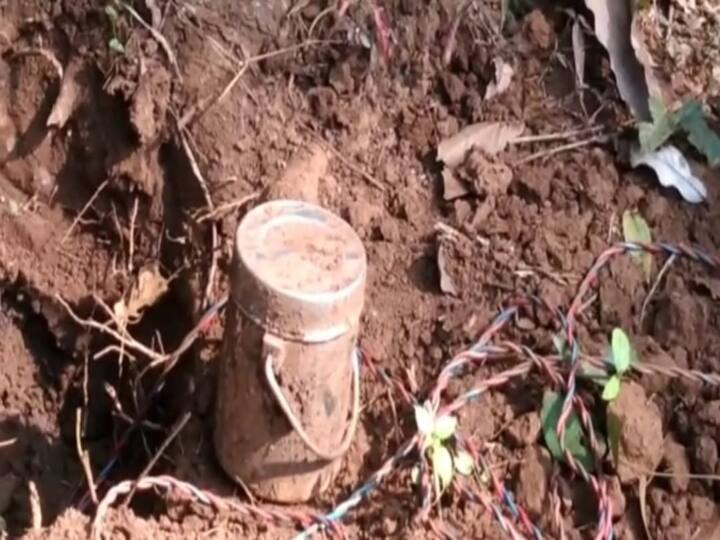 Bomb in Bastar: 2 tiffin bombs recovered on the unpaved road of Dhanora ann Bomb in Bastar: धनोरा के कच्ची सड़क पर 2 टिफिन बम बरामद, जवानों को नुकसान पहुंचाने की थी साजिश