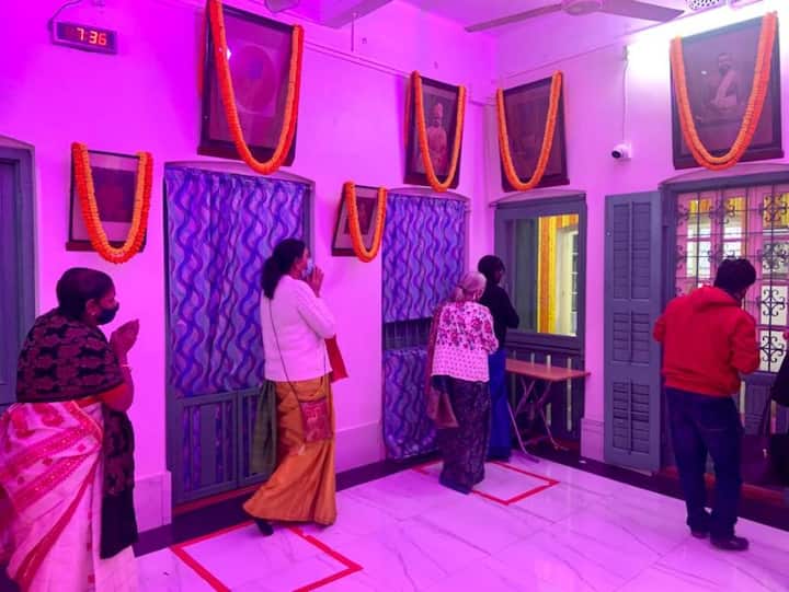 উল্লেখ্য, আগেই জানানো হয়েছিল, শ্রীমা সারদা দেবীর জন্মতিথি উপলক্ষে আজ রবিবার ভক্তদের জন্য খোলা থাকবে বেলুড়মঠ।