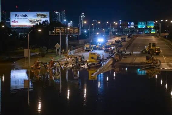 গত অগাস্ট মার্কিন উপকূল তছনছ করে দিয়েছিল হ্যারিকেন ইদা। এই ঝড়ে প্রায় ৪৫ জনের মৃত্যু হয়েছিল। লক্ষ লক্ষ মানুষ ঘরছাড়া হয়েছিল। (ছবি-এএফপি)