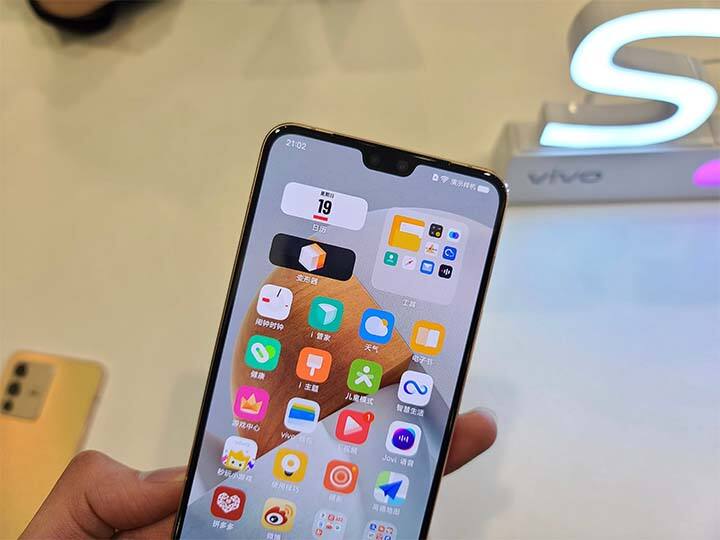 vivo S 12 मोबाइलमध्ये 6.44 फ्लॅट आणि नॉच असलेला AMOLED डिस्प्ले आहे   डिस्प्ले पूर्ण एचडी + रिझॉल्यूशन असून रिफ्रेश रेट 90 HZ इतका आहे.  (Photo:@Vivo_India/Twitter) (Photo:@Vivo_India/Twitter)