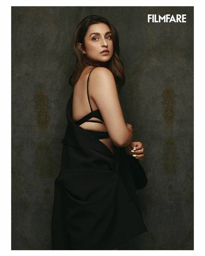 परिणीति ने फोटोज में ब्लैक कलर की डीप नेक ड्रेस पहनी है. साथ ही परिणीति ने लाइट मेकअप कैरी किया है.