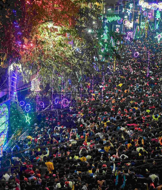 কোভিড নিয়ম ভেঙে বড়দিনে জনজোয়ার পার্কস্ট্রিটে