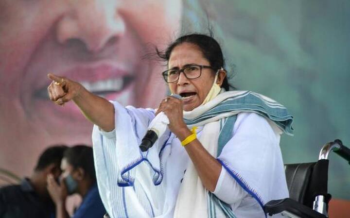 ममता बनर्जी पश्चिम बंगाल की मुख्यमंत्री हैं. वह केंद्र सरकार में मंत्री भी रही हैं. ममता बनर्जी बेहद साधारण परिवार से संबंध रखती हैं. उनके पिता का नाम प्रोमिलेश्वर बनर्जी था. ममता के पिता स्वतंत्रता सेनानी थे.