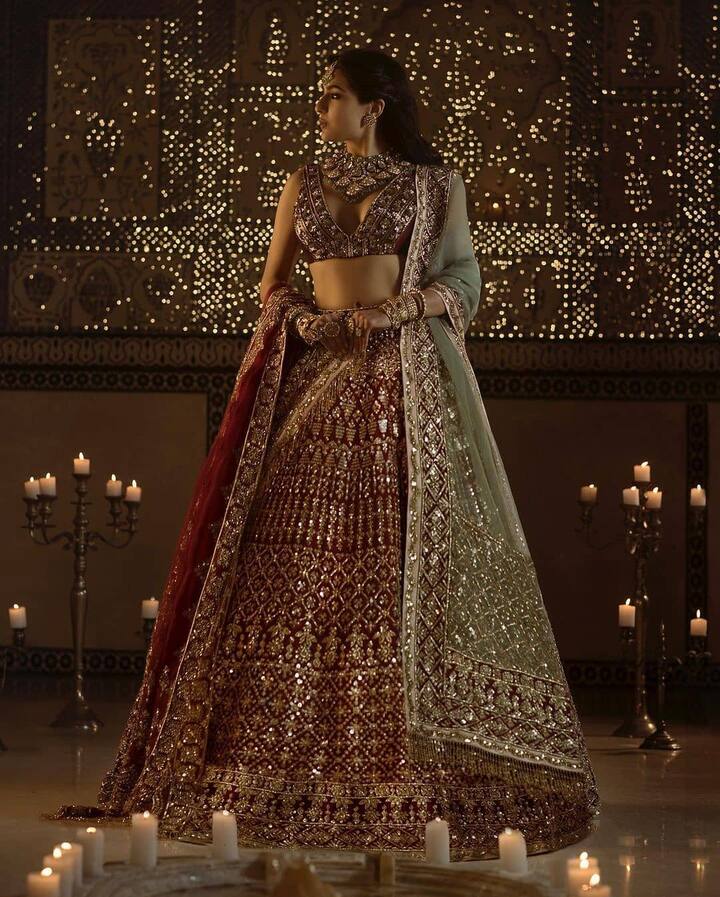 अगर आप भी किसी खास की शादी अटेंड करने वाली हैं तो सारा अली खान के इस लुक को कॉपी कर सकती हैं. खूबसूरत ज्वैलरी ने सारा के लुक में चार चांद लगा दिए थे.