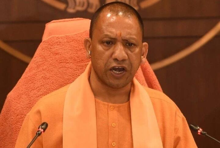 योगी आदित्यनाथ उत्तर प्रदेश के 21वें मुख्यमंत्री हैं. 2017 वह राज्य के सीएम के पद पर हैं. योगी आदित्यनाथ मूल रूप से उत्तराखंड के पौड़ी के रहने वाले हैं. उनके पिता का नाम आनंद सिंह बिष्ट है. यूपी सीएम योगी आदित्यनाथ के पिता फॉरेस्ट रेंजर थे.