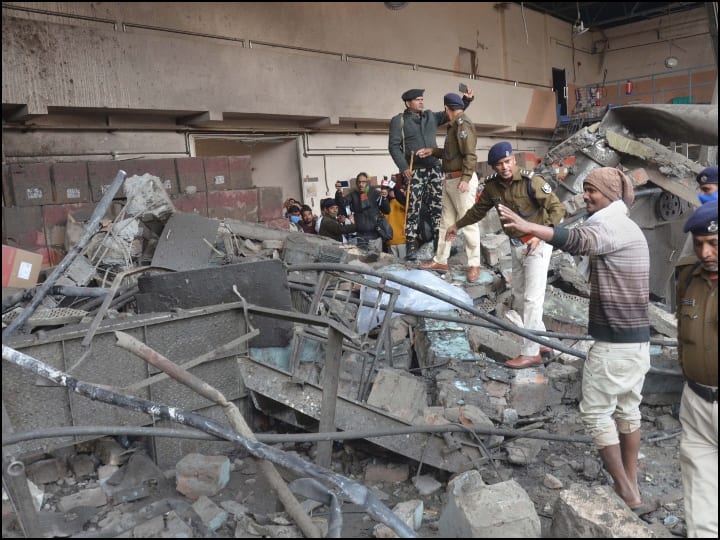 विस्फोट की आवाज दूर तक सुनी गई और इसके प्रभाव की वजह से इलाके की कई अन्य इमारतों को भी नुकसान पहुंचा, जबकि फैक्ट्री की इमारत मलबे में तब्दील हो गई. (तस्वीर: पीटीआई)