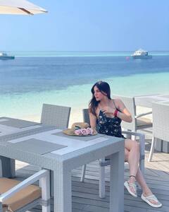 Shraddha Arya Honeymoon: पति संग हनीमून पर मालदीव पहुंचीं श्रद्धा आर्या, ब्लैक शॉर्ट ड्रेस पहन दिखाया अब तक का सबसे सिजलिंग लुक