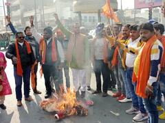 UP News: 'हिंदू संगठनों' के कार्यकर्ताओं ने आगरा में सांता क्लॉस का पुतला जलाया, ईसाइयों पर लगाया ये आरोप